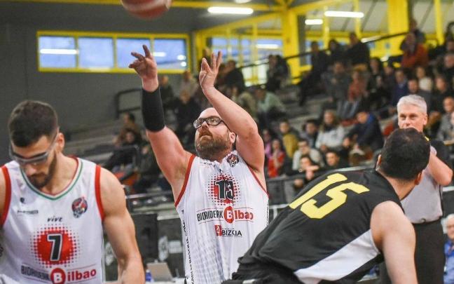 Asier Garc&iacute;a lanza en el duelo ante el Manchester.