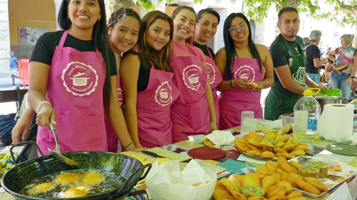 Este grupo de Colombia que vive en Altsasu prepar&oacute; deliciosas empanadillas de carne desmechada que se acompa&ntilde;aba con gaucamole y salsa de aj&iacute;.