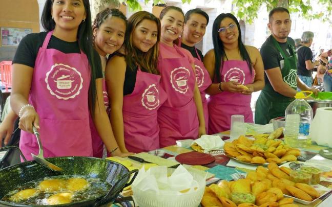 Este grupo de Colombia que vive en Altsasu prepar&oacute; deliciosas empanadillas de carne desmechada que se acompa&ntilde;aba con gaucamole y salsa de aj&iacute;.