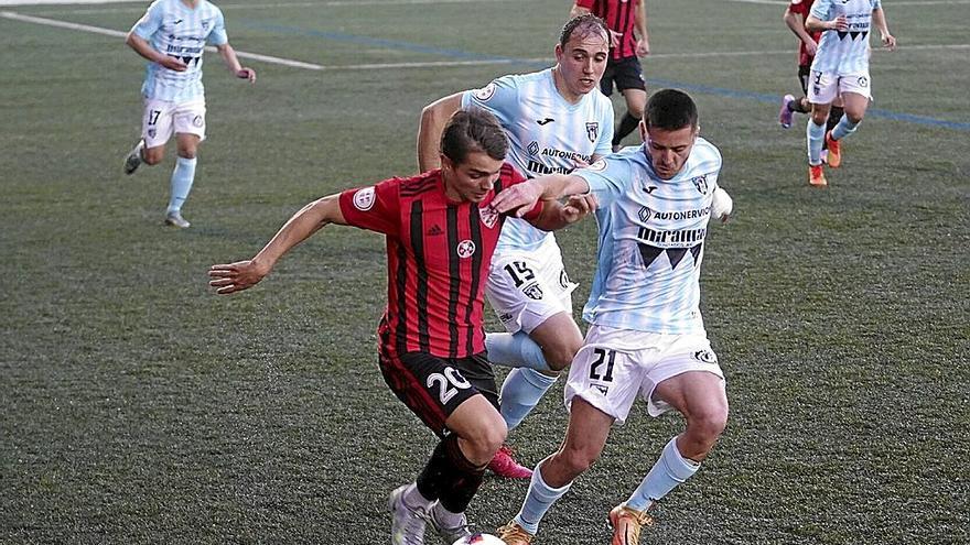 El arenero Jon Elorza intenta avanzar ante la oposición de Urtzi Urcelay y Andoni Ugarte.