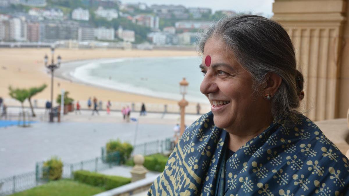La activista ecofeminista india Vandana Shiva en una visita a Donostia.