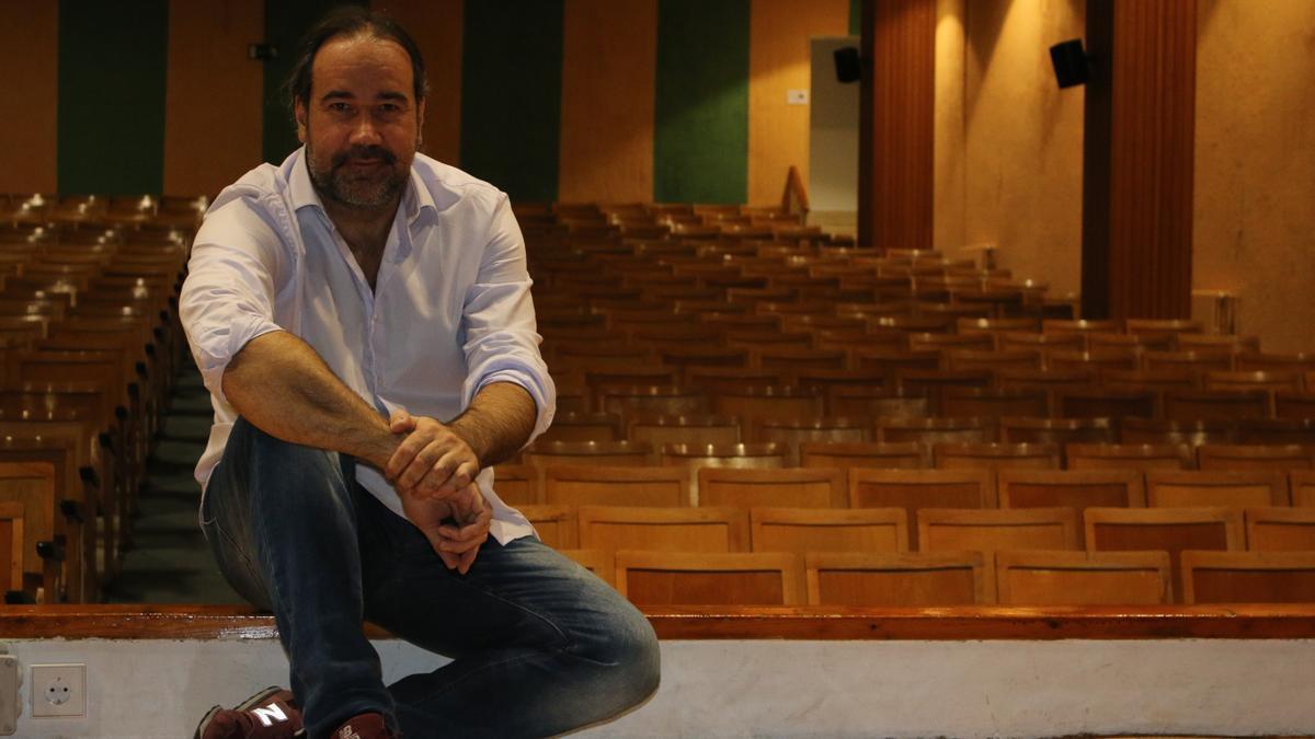 Jorge Gurpegui posa en el Teatro El Refugio, que dirige y gestiona en el barrio de La Elipa de Madrid.