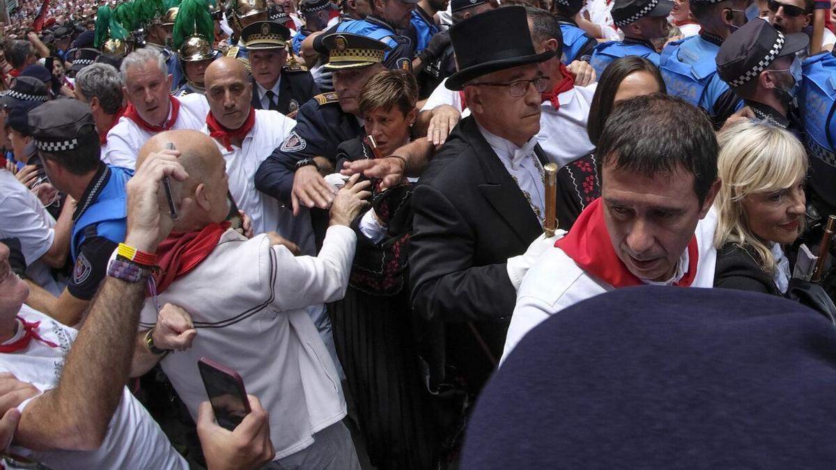 Ana Elizalde y Enrique Maya en la procesión de San Fermin