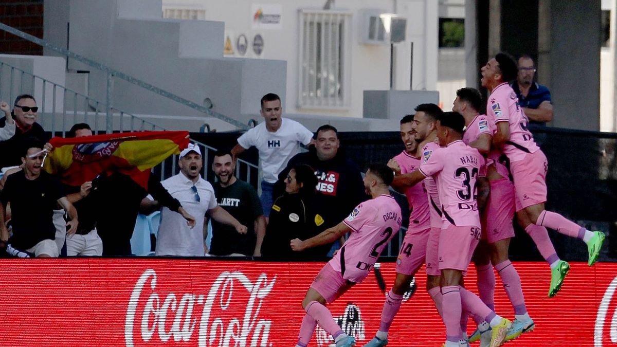 Los jugadores del RCD Espanyol celebran el segundo gol del equipo catalán ante el Celta de Vigo