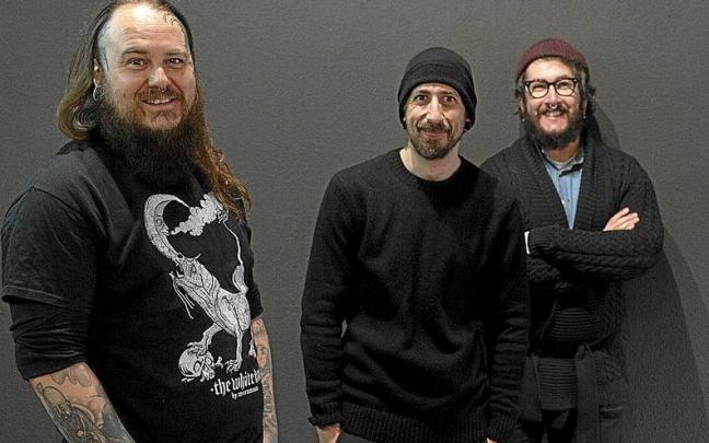 Sergio Moral, Mikel Cthulhu, y Pau Rold&aacute;n, en la sede de The White Dog Tattoo Society.