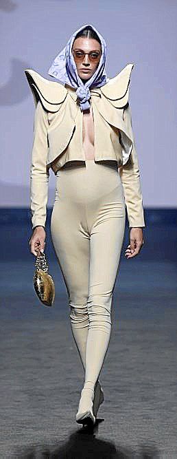 Hombreras que parecen esculturas, de Álvaro Calafat