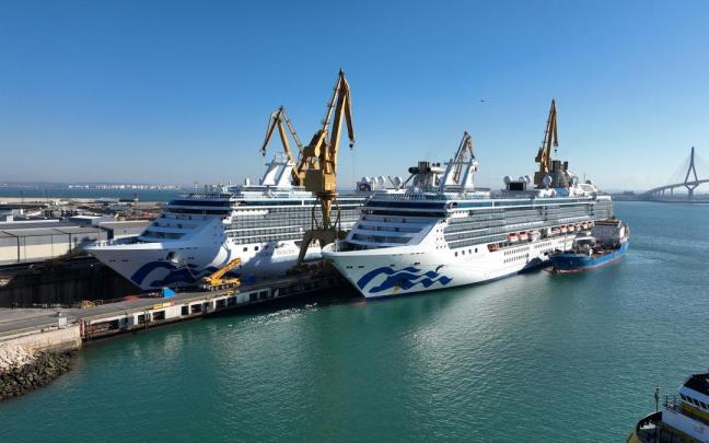 Cruceros en los astilleros de Navantia en Cádiz. Cruceros en los astilleros de Navantia en Cádiz.