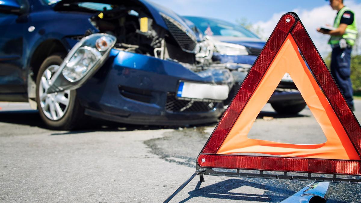 Accidente entre dos coches en una carretera.