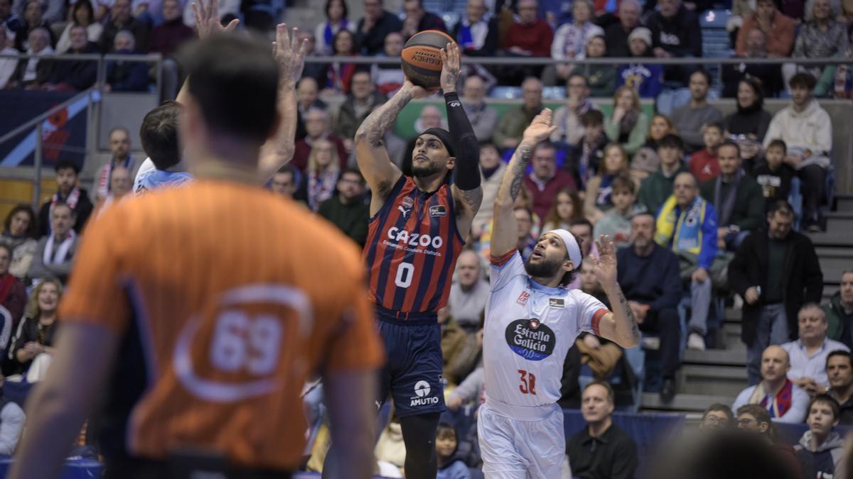 Howard ejecuta una suspensión ante el Obradoiro