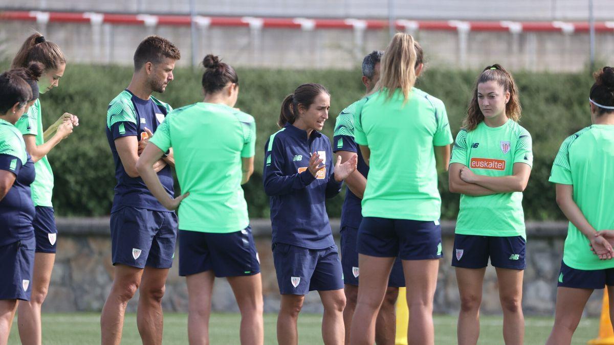 Las jugadoras del Athletic, durante un entrenamiento en Lezama.