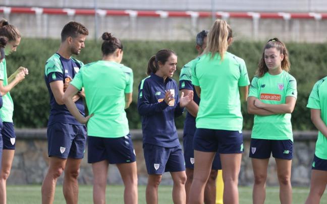 Las jugadoras del Athletic, durante un entrenamiento en Lezama.