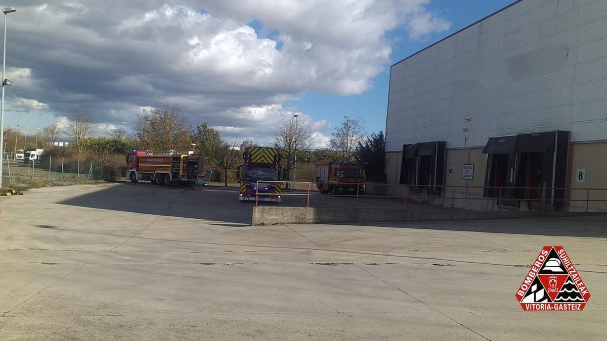 Los Bomberos, en la nave industrial donde se ha producido el incendio