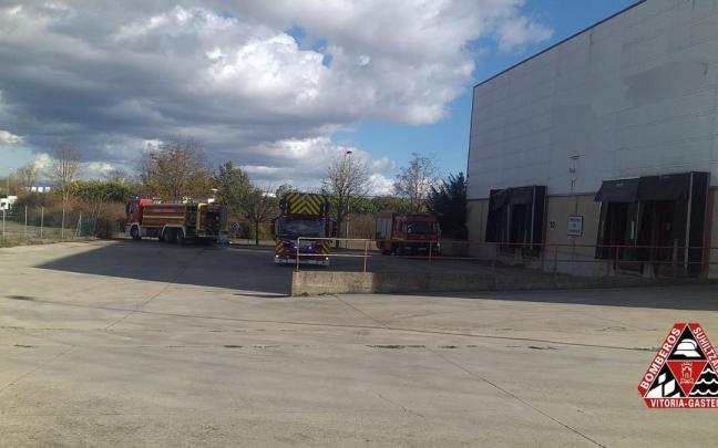 Los Bomberos, en la nave industrial donde se ha producido el incendio Los Bomberos, en la nave industrial donde se ha producido el incendio