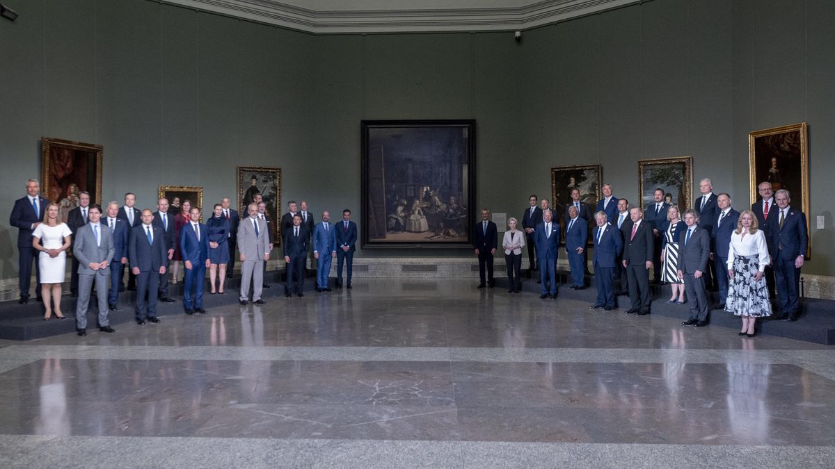 Foto de familia de los jefes de Estado y jefes de Gobierno que participan en la cumbre en el Museo del Prado.