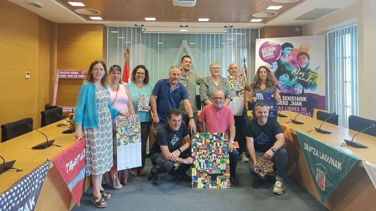 El alcalde y las concejalas y t&eacute;cnicas de Fiestas e Igualdad, junto a representantes de las tres asociaciones pregoneras de esta edici&oacute;n, y de la Asociaci&oacute;n del S&iacute;ndrome X Fr&aacute;gil del Pa&iacute;s Vasco, beneficiaria de la