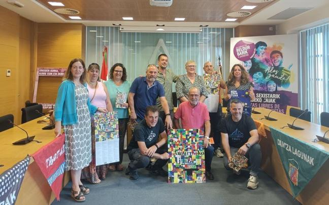 El alcalde y las concejalas y t&eacute;cnicas de Fiestas e Igualdad, junto a representantes de las tres asociaciones pregoneras de esta edici&oacute;n, y de la Asociaci&oacute;n del S&iacute;ndrome X Fr&aacute;gil del Pa&iacute;s Vasco, beneficiaria de la