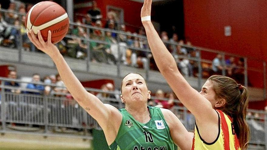 Van den Adel realiza una extensión ante una jugadora visitante.