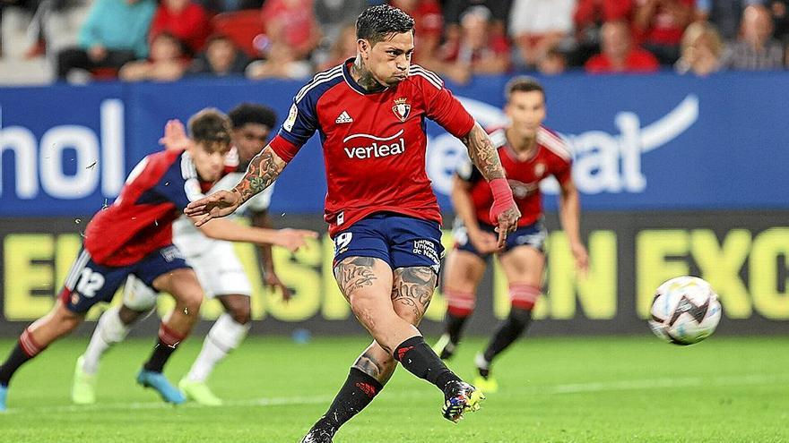 El Chimy Ávila dispara su penalti.