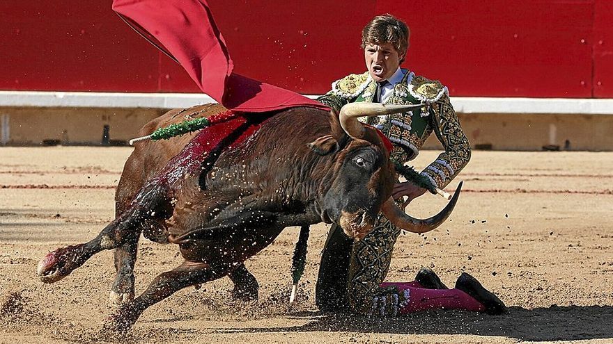 Juan Leal, de rodillas, sostiene la embestida del peligroso ‘Marismeño’. Foto: Javier Bergasa