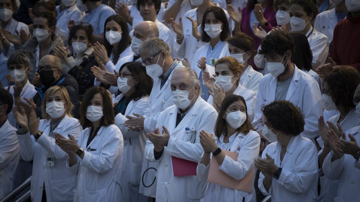 El neurólogo Adolfo López de Munain (centro) se ha concentrado este viernes junto a otros jefes de servicio y médicos del Hospital Donostia en la escalinata de este centro para protestar por las destituciones de las principales gestor