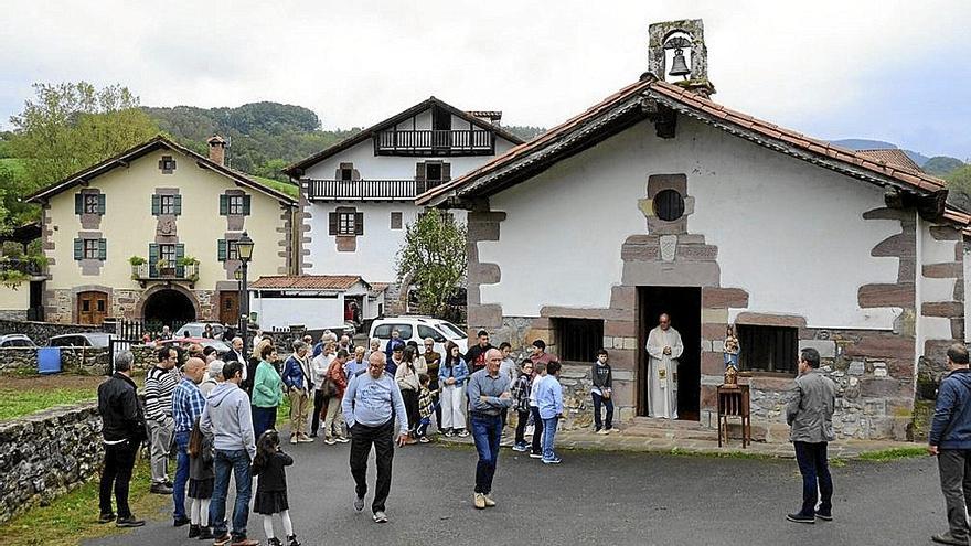 Los gartzaindarras, en el Pilar de Ariztegi de Gartzain, con la ermita recién restaurada.