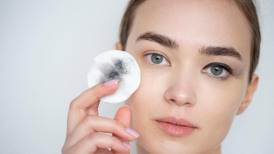 Una mujer sujeta un disco con restos de lápiz de ojos.