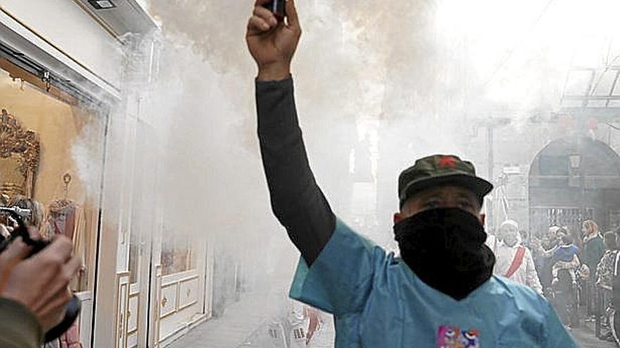 1. Los músicos de la txaranga Pintxana recorren las calles del casco histórico de Tolosa con una legión de cuadrillas siguiéndoles el ritmo.
2. Josetxo Carceller, que encarga la figura de Don Jueves Gordo, animó las calles con su particular porcino a hombros. 3. Momento de la irrupción de los sanitarios en el ayuntamiento de Tolosa en pleno txupinazo como parte de la parodia de la sociedad Kabi Alai y ante la sorpresa de los congregados en la plaza Zaharra. 4. Uno de los sanitarios que se sumó a las reivindicaciones del txupinazo recorriendo las calles con una bengala de humo y escenificando su protesta o número humorístico. 5. Los miembros de la sociedad Kabi Alai que todos los años toman el poder del municipio durante el Carnaval, ataviados con la indumentaria de los corporativos locales, dando un paseo por la parte vieja.