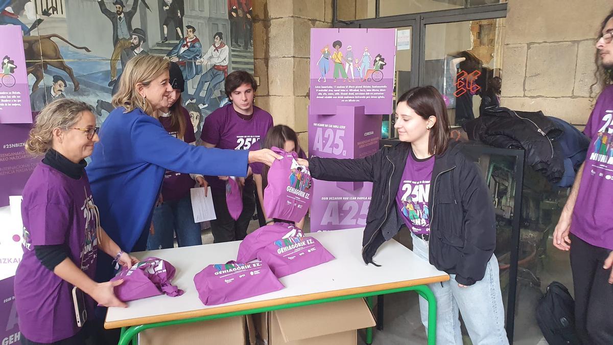 La diputada Teresa Laespada con alumnado del centro de formación Emilio Campuzano.