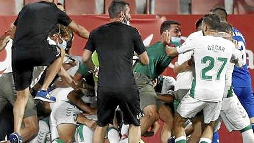 Los jugadores del Elche celebran el gol del ascenso. | FOTO: N.G.