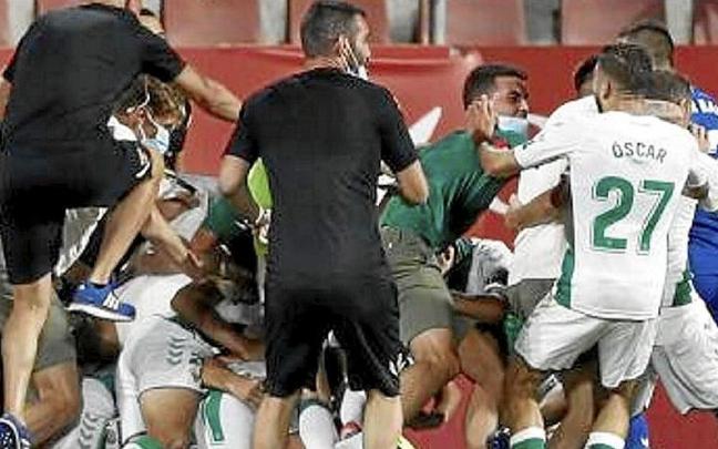 Los jugadores del Elche celebran el gol del ascenso. | FOTO: N.G.