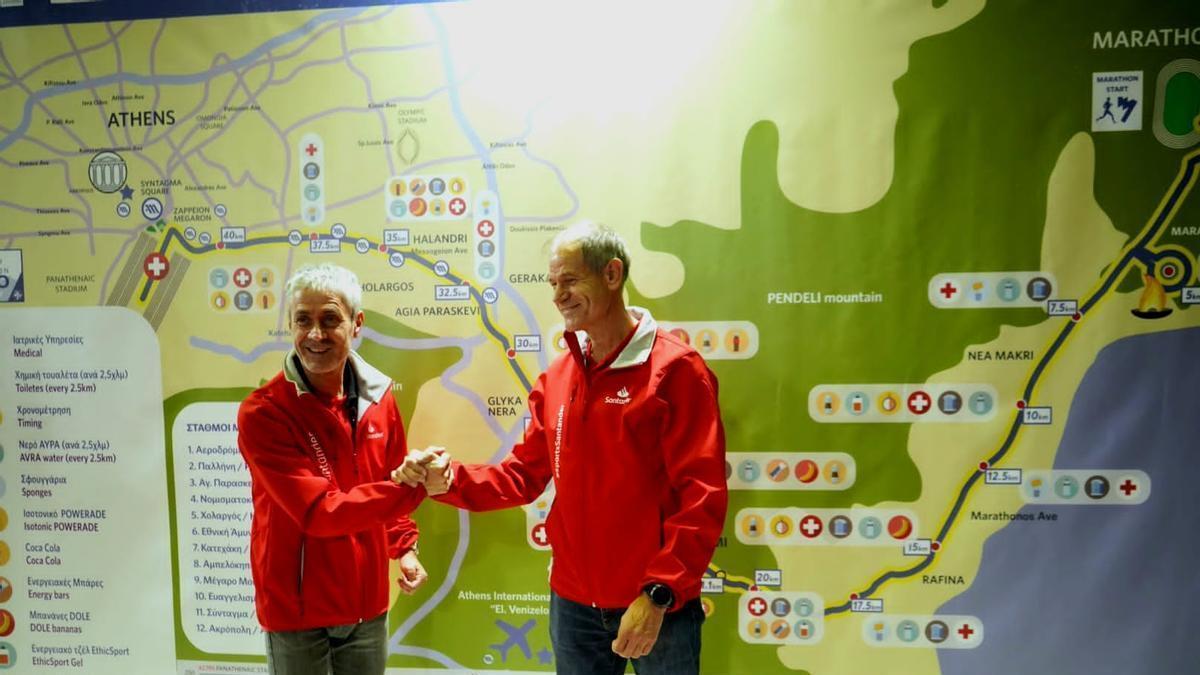 Fiz y Antón muestran su buena sintonía tras recoger los dorsales del Maratón de Atenas de 2022, en el que de nuevo partirá de la ciudad de Marathon y acabará en el estadio Panathinaikó