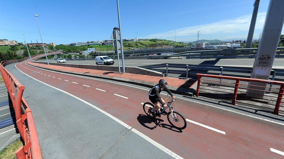 Un ciclista usa el bidegorri que une Trapagaran con Portugalete