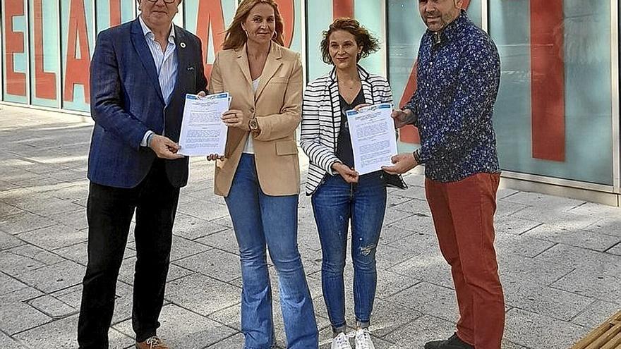 Representantes de Unicef y del Ayuntamiento. | FOTO: ZUMARRAGAKO UDALA