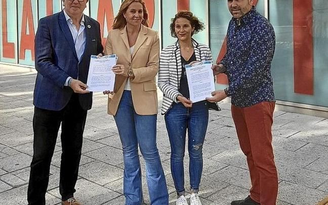 Representantes de Unicef y del Ayuntamiento. | FOTO: ZUMARRAGAKO UDALA