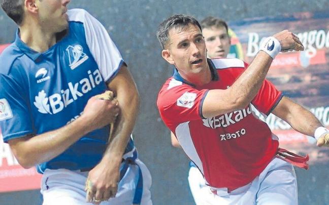 Urrutikoetxea ante Darío, en un momento de la final de ayer en el frontón Bizkaia. | FOTO: BORJA GUERRERO