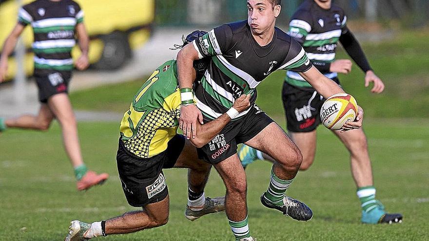 Un jugador del Uribealdea intenta frenar un ataque de La Única en el partido de ayer.