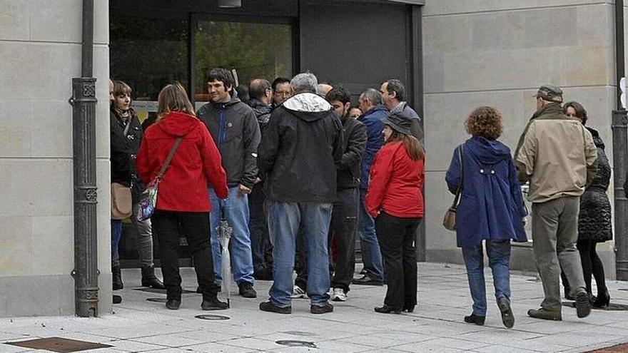 Varias personas, en el acceso al Ayuntamiento de Kuartango.