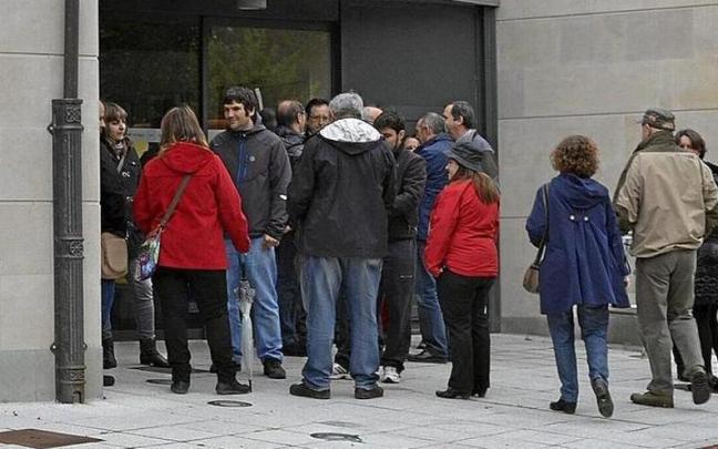Varias personas, en el acceso al Ayuntamiento de Kuartango.