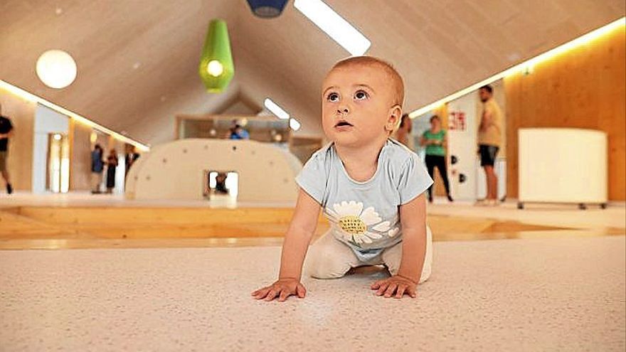 Una niña mira fijamente al techo en Lezkairu.