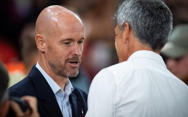 Imanol saluda a Ten Hag antes del partido.