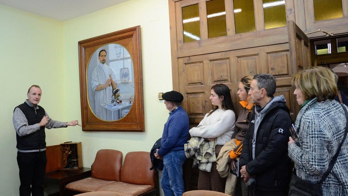 Pello Fernández junto al retrato del Doctor Balda, también en el Ayuntamiento.