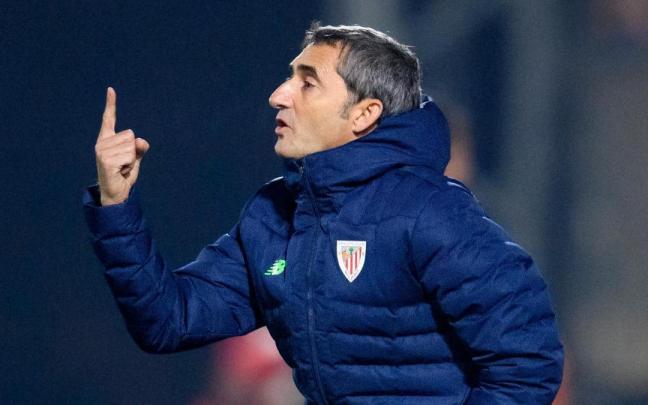Valverde da instrucciones a sus jugadores ante el Eldense