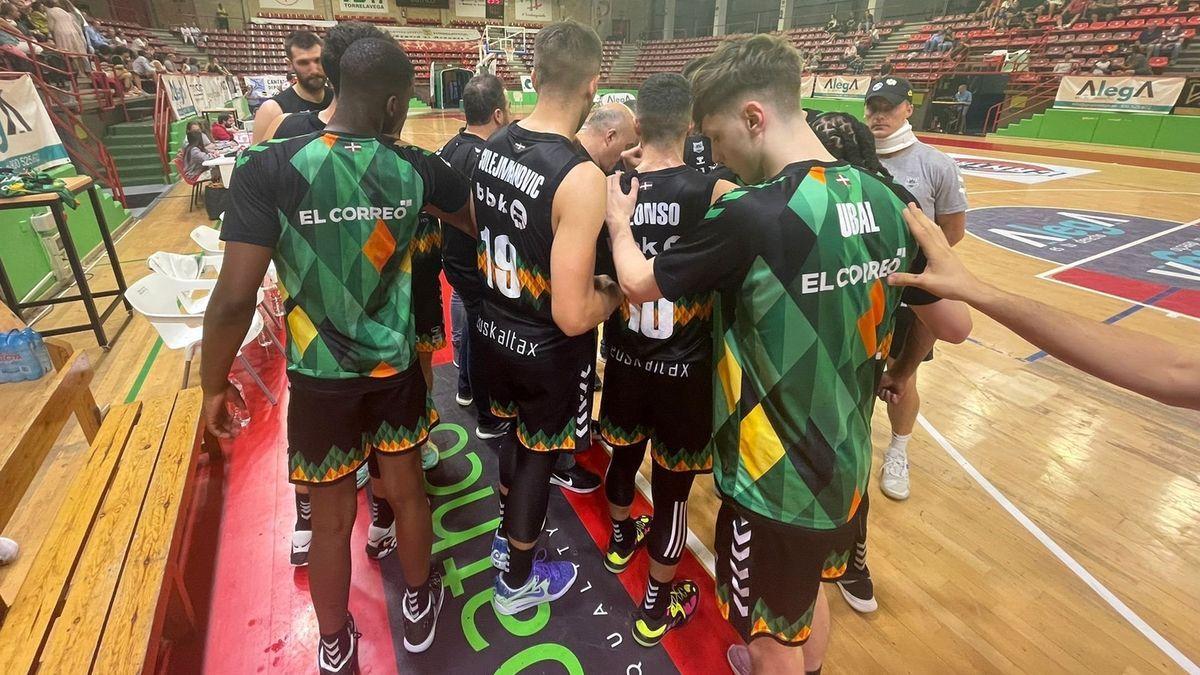 El Bilbao Basket, ayer domingo, en un tiempo muerto.