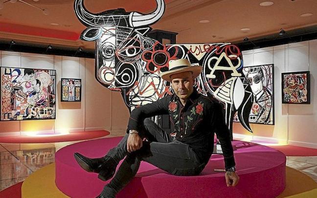 El pintor madrile&ntilde;o Miguel Caravaca, junto a su intepretaci&oacute;n de &lsquo;Islero&rsquo;. | FOTO: PABLO VI&Ntilde;AS