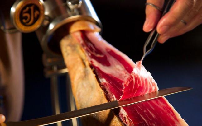 Una persona corta un jamón Ibérico Cinco Jotas como el que se sorteará en Mutriku Una persona corta un jamón Ibérico Cinco Jotas como el que se sorteará en Mutriku