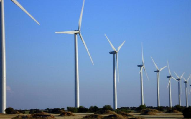 Parques eólicos como el de la imagen son una de las principales herramientas, junto con las instalaciones fotovoltaicas, para reducir en el futuro la emisión de gases de efecto invernadero a la atmósfera y combatir el cambio clim&aacu Parques eólicos como el de la imagen son una de las principales herramientas, junto con las instalaciones fotovoltaicas, para reducir en el futuro la emisión de gases de efecto invernadero a la atmósfera y combatir el cambio clim&aacu