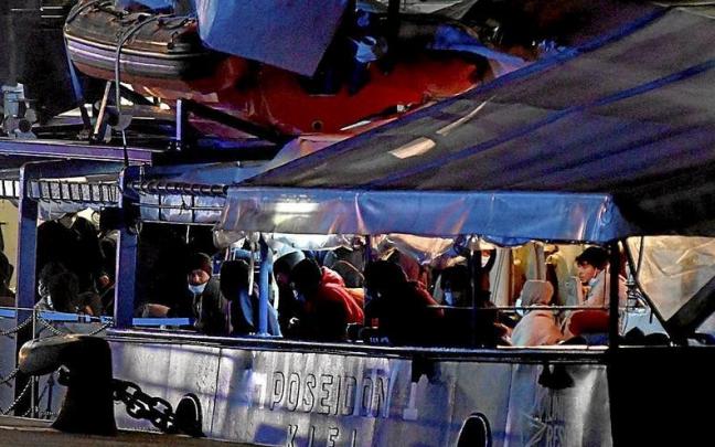 Un grupo de migrantes permanecen a bordo del ‘Humanity 1’ tras denegarse su desembarco. | FOTO: EFE Un grupo de migrantes permanecen a bordo del ‘Humanity 1’ tras denegarse su desembarco. | FOTO: EFE