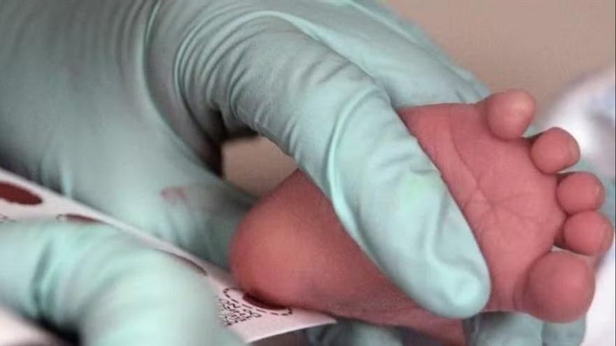 Una enfermera atiende a un bebé.