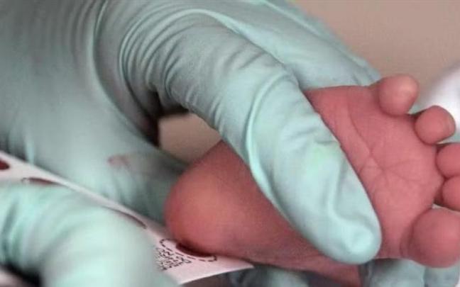 Una enfermera atiende a un bebé.