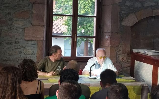 30 lagun inguru hurbildu ziren Esartek emandako solsaldira.